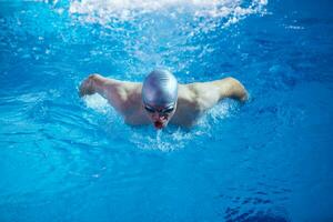 ejercicio de nadador en piscina cubierta foto