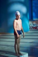 grupo de niños en la clase de la escuela de piscina foto