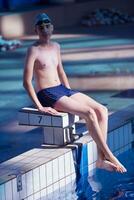 retrato de niño en la piscina foto