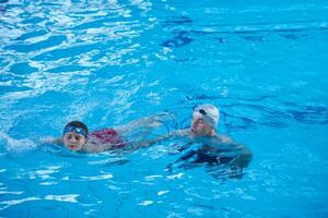 grupo de niños en la clase de la escuela de piscina foto