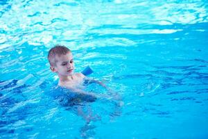 niño nadando caca foto