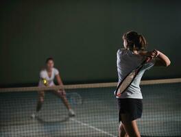 chicas jóvenes jugando tenis interior foto