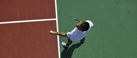 joven jugar al tenis foto