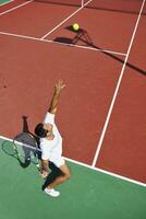 joven jugar al tenis al aire libre foto