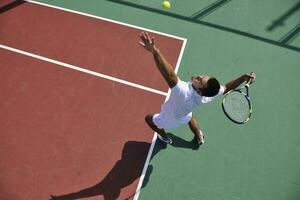 joven jugar al tenis al aire libre foto