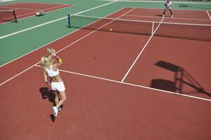 mujer joven jugar juego de tenis al aire libre foto