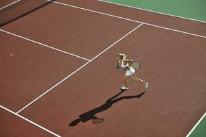 mujer joven jugar al tenis foto