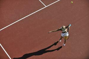 mujer joven jugar al tenis foto