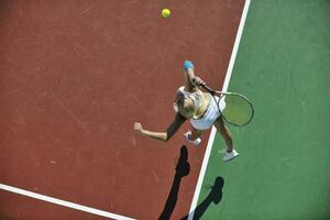 mujer joven jugar al tenis foto