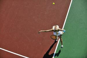 mujer joven jugar al tenis foto