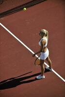 mujer joven jugar al tenis al aire libre foto