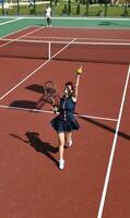 mujer joven jugar juego de tenis al aire libre foto