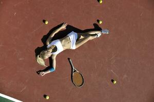 mujer joven jugar al tenis al aire libre foto