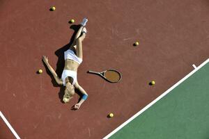 mujer joven jugar al tenis al aire libre foto