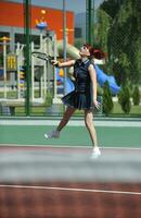 mujer joven jugar juego de tenis al aire libre foto