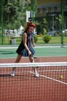 mujer joven jugar juego de tenis al aire libre foto