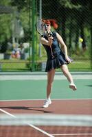 mujer joven jugar juego de tenis al aire libre foto