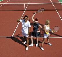 feliz pareja joven jugar al tenis al aire libre foto