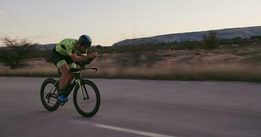 atleta de triatlon andando en bicicleta foto