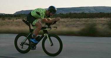 atleta de triatlon andando en bicicleta foto