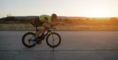 atleta de triatlon andando en bicicleta foto