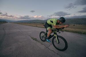 atleta de triatlon andando en bicicleta foto