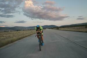 atleta de triatlon andando en bicicleta foto