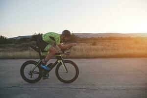 atleta de triatlon andando en bicicleta foto