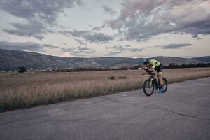 atleta de triatlon andando en bicicleta foto