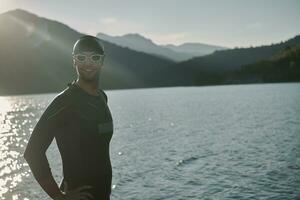 atleta de triatlón comenzando a nadar en el lago foto