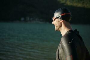 atleta de triatlón comenzando a nadar en el lago foto