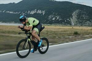 atleta de triatlón montando bicicleta foto