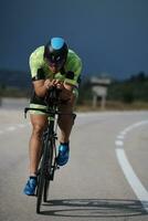 atleta de triatlón montando bicicleta foto