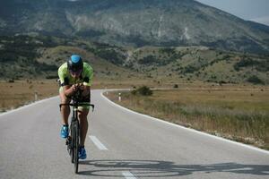 atleta de triatlón montando bicicleta foto