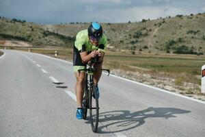 atleta de triatlón montando bicicleta foto