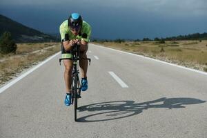 atleta de triatlón montando bicicleta foto