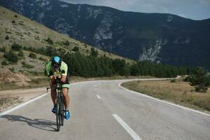 atleta de triatlón montando bicicleta foto