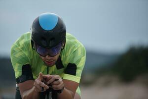 atleta de triatlón montando bicicleta foto