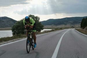 atleta de triatlón montando bicicleta foto