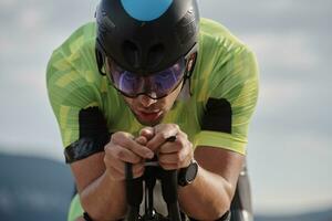 atleta de triatlón montando bicicleta foto