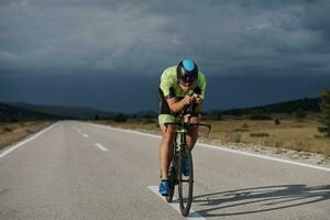 atleta de triatlón montando bicicleta foto