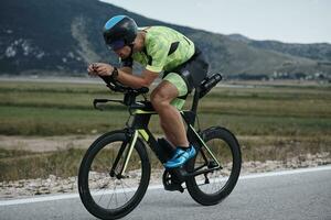 atleta de triatlón montando bicicleta foto