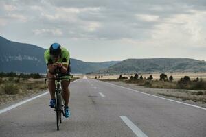 atleta de triatlón montando bicicleta foto