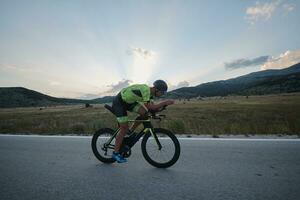 atleta de triatlón montando bicicleta foto