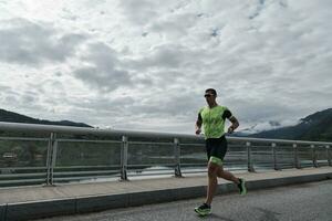 atleta de triatlón corriendo en la calle foto