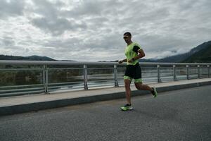 atleta de triatlón corriendo en la calle foto