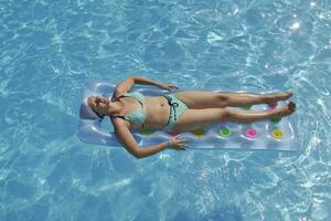 mujer relajarse en la piscina foto