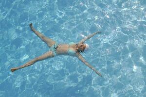 mujer relajarse en la piscina foto