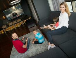 contento familia jugando un carreras vídeo juego foto