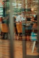 contento gente de negocios sonriente alegremente durante un reunión en un café tienda. grupo de exitoso negocio profesionales trabajando como un equipo en un multicultural lugar de trabajo. foto